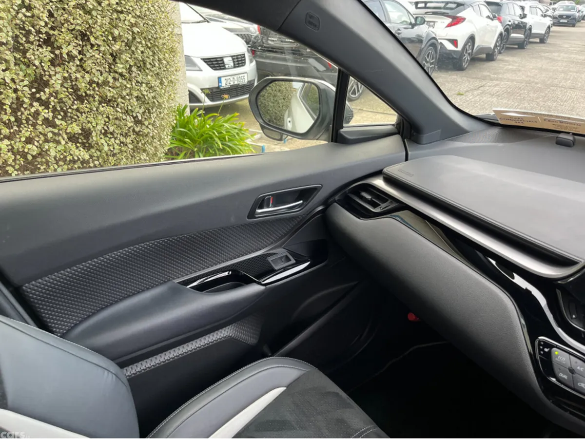 Toyota C-HR SUV, Petrol Hybrid, 2021, White