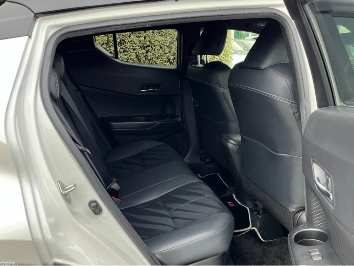 Toyota C-HR SUV, Petrol Hybrid, 2021, White