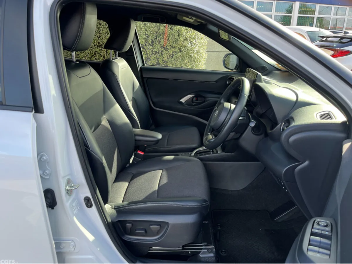 Toyota Yaris Cross SUV, Petrol Hybrid, 2024, White