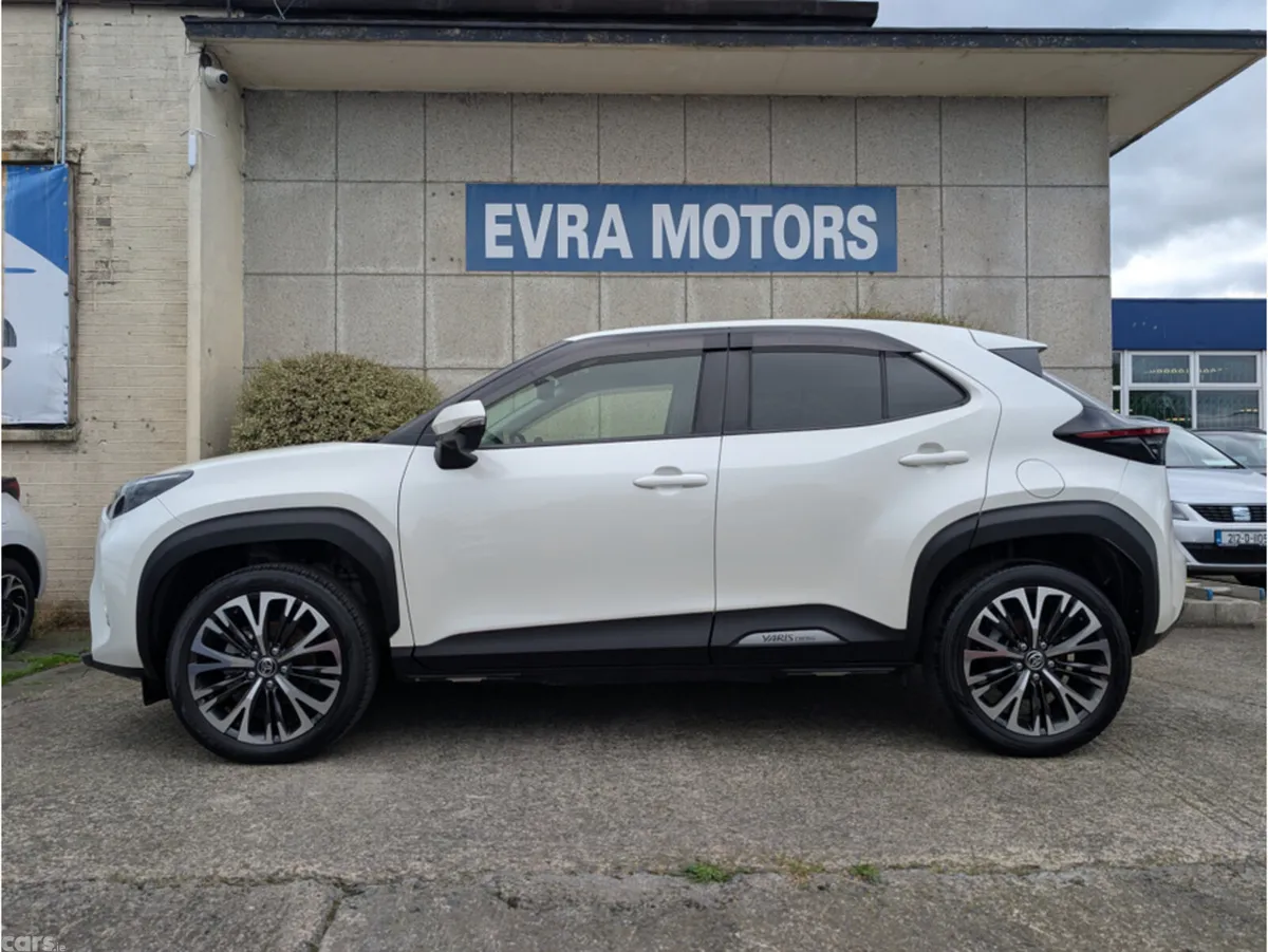 Toyota Yaris Cross Hatchback, Petrol Hybrid, 2022, White