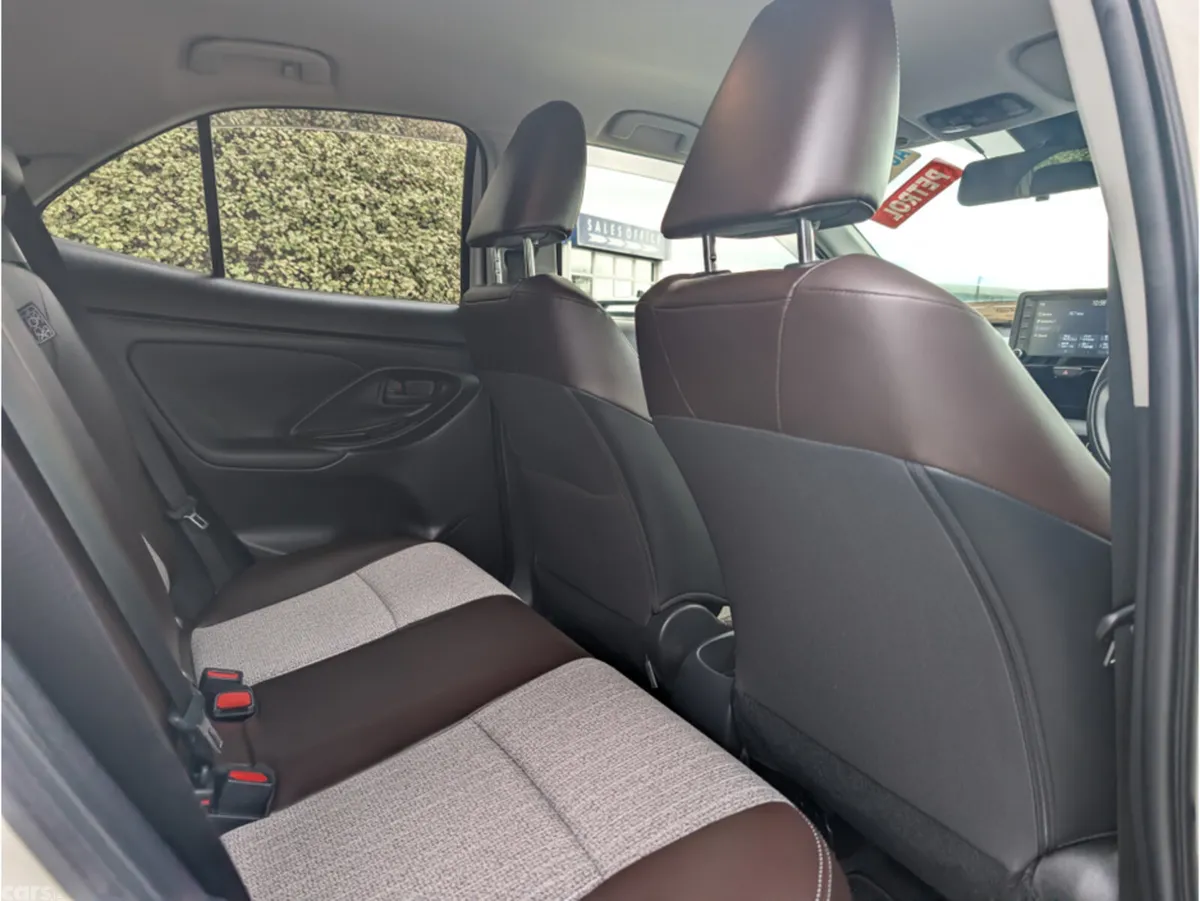 Toyota Yaris Cross Hatchback, Petrol Hybrid, 2022, White