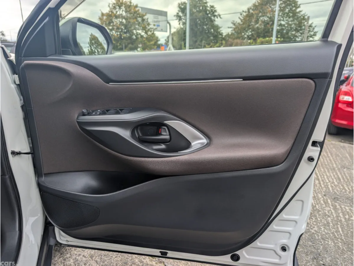 Toyota Yaris Cross Hatchback, Petrol Hybrid, 2022, White