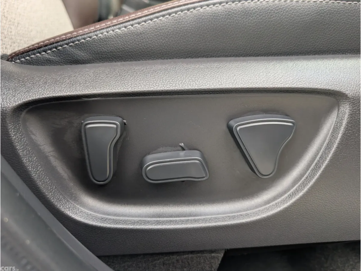 Toyota Yaris Cross Hatchback, Petrol Hybrid, 2022, White