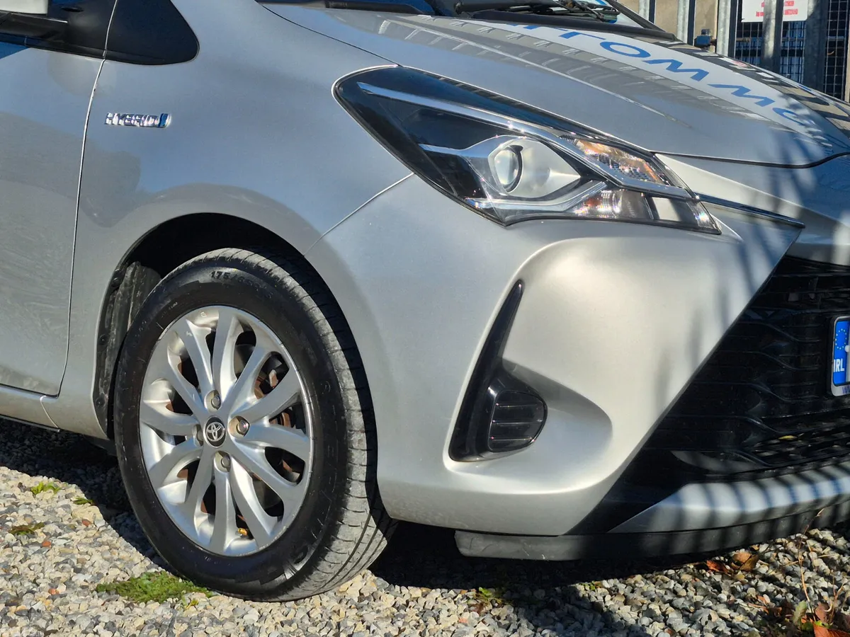 Toyota Yaris Hatchback, Petrol Hybrid, 2017, Grey