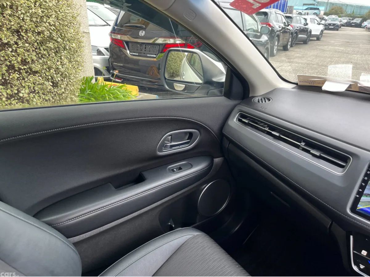 Honda Vezel SUV, Petrol Hybrid, 2021, White