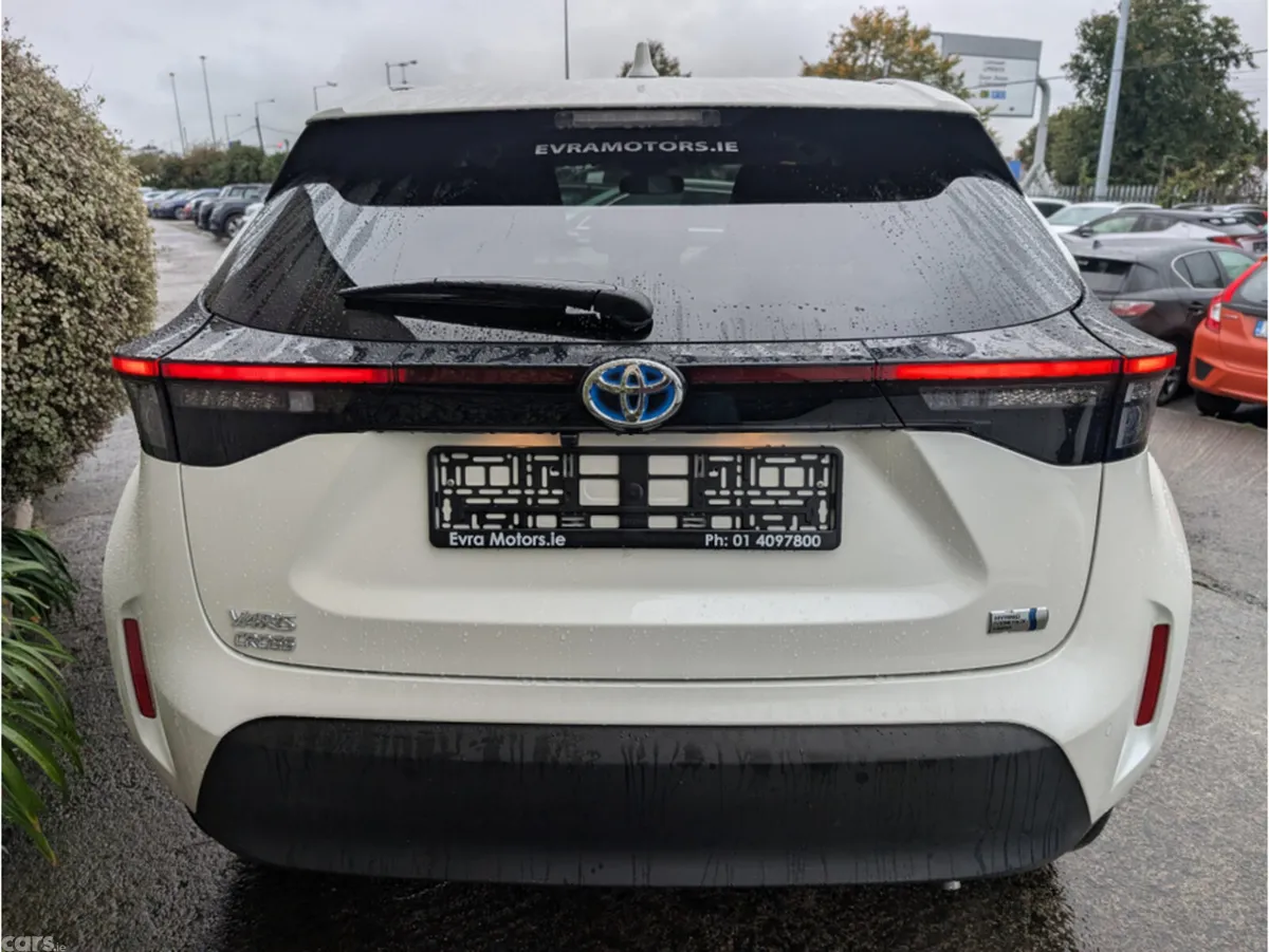 Toyota Yaris Cross Hatchback, Petrol Hybrid, 2022, White