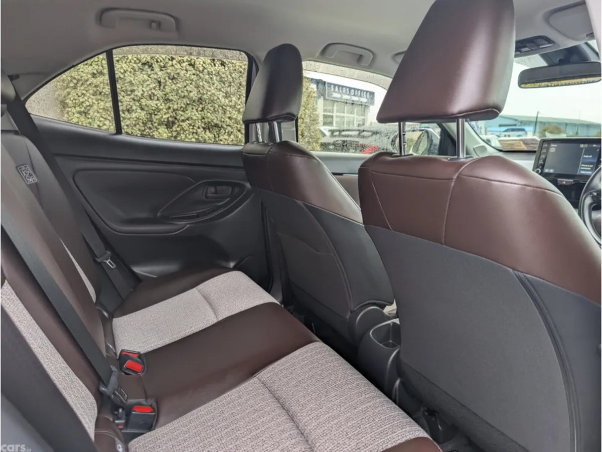 Toyota Yaris Cross Hatchback, Petrol Hybrid, 2022, White