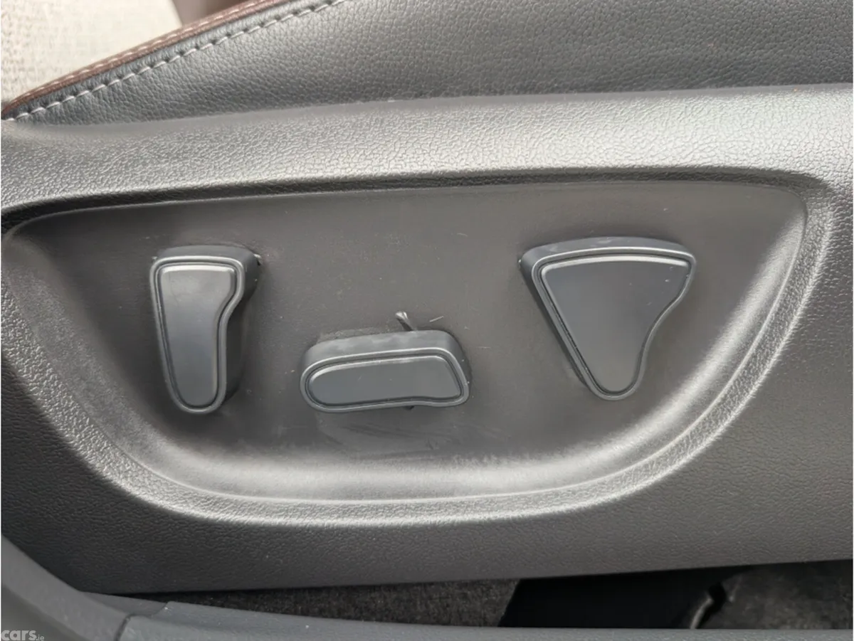 Toyota Yaris Cross Hatchback, Petrol Hybrid, 2022, White