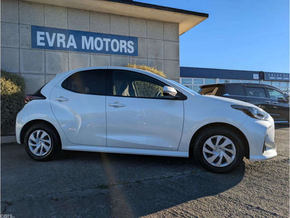 Toyota Yaris Hatchback, Petrol Hybrid, 2022, White
