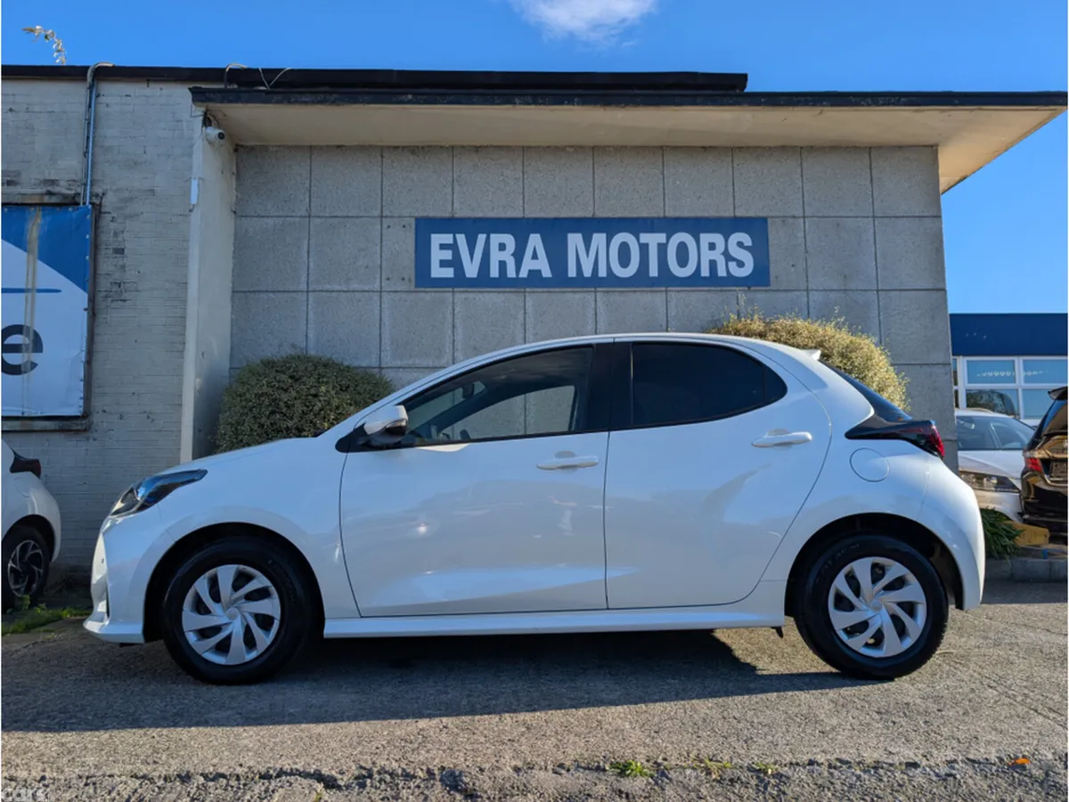Toyota Yaris Hatchback, Petrol Hybrid, 2022, White