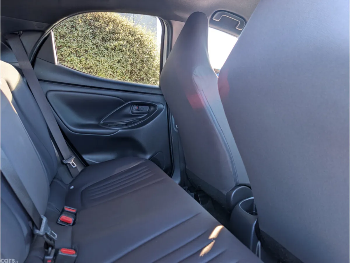 Toyota Yaris Hatchback, Petrol Hybrid, 2022, White