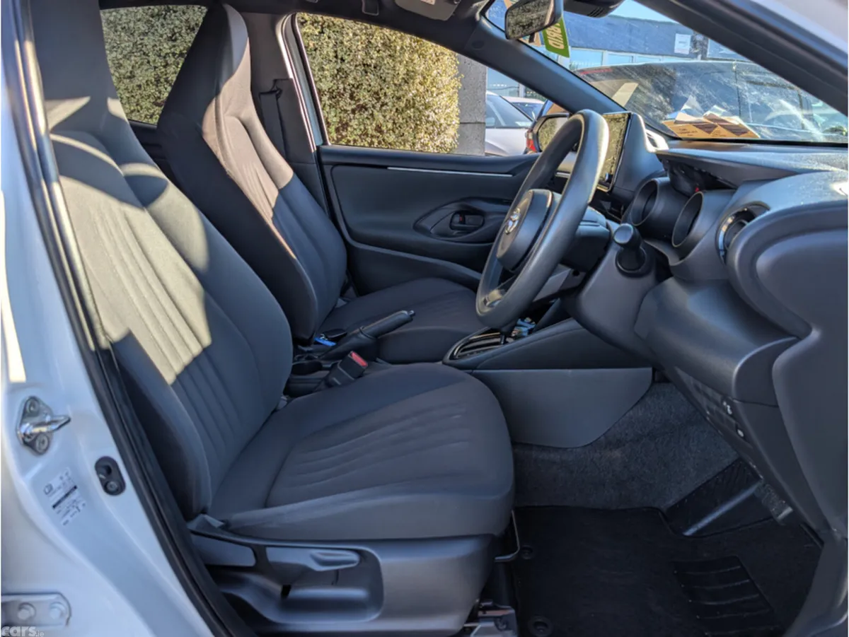Toyota Yaris Hatchback, Petrol Hybrid, 2022, White