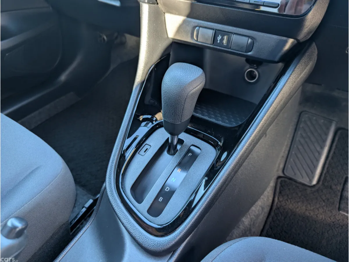 Toyota Yaris Hatchback, Petrol Hybrid, 2022, White
