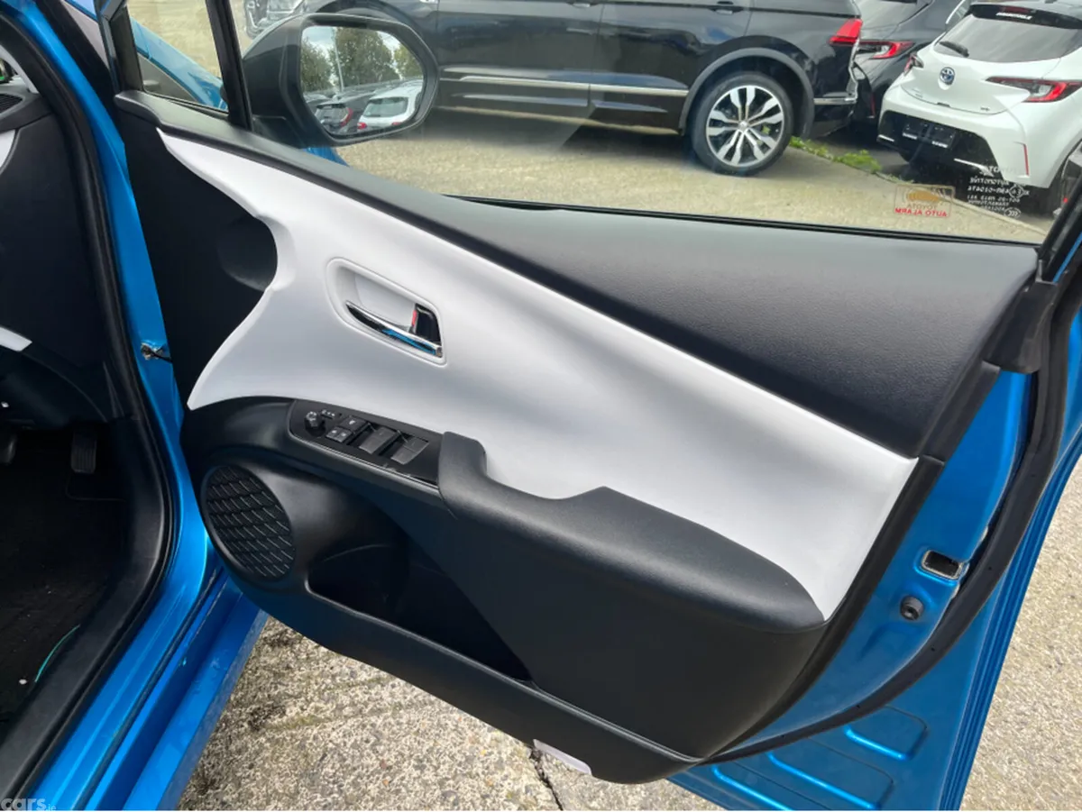 Toyota Prius Saloon, Petrol Hybrid, 2019, Blue