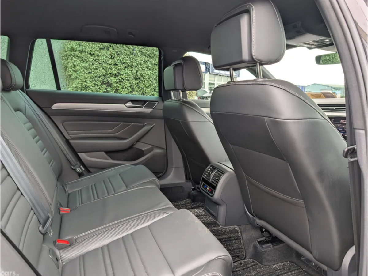 Volkswagen Passat Estate, Diesel, 2023, Grey