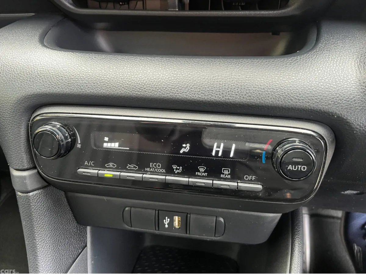 Toyota Yaris Hatchback, Petrol Hybrid, 2023, White