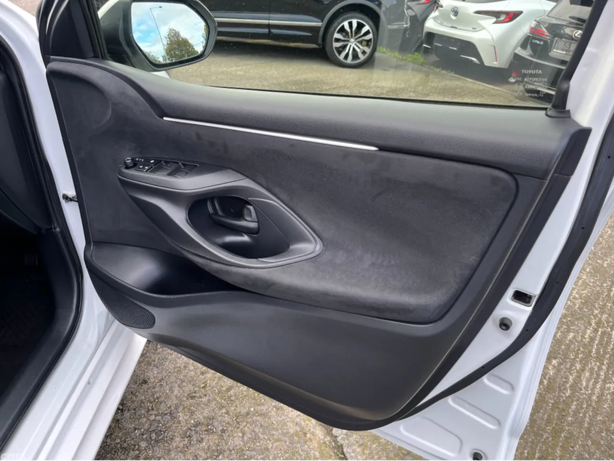 Toyota Yaris Hatchback, Petrol Hybrid, 2023, White