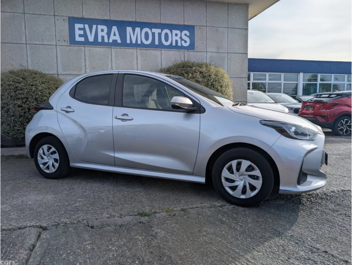 Toyota Yaris Hatchback, Petrol Hybrid, 2023, Silver