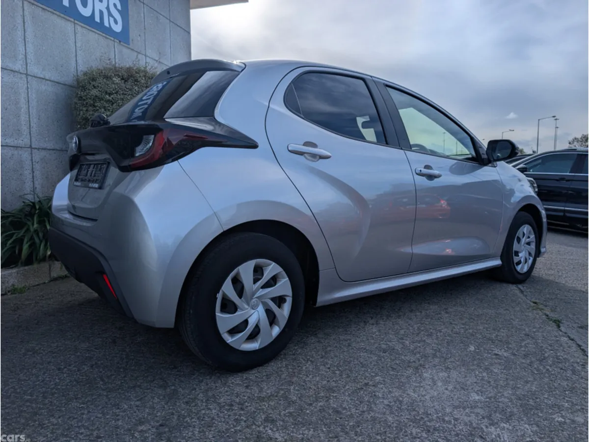 Toyota Yaris Hatchback, Petrol Hybrid, 2023, Silver