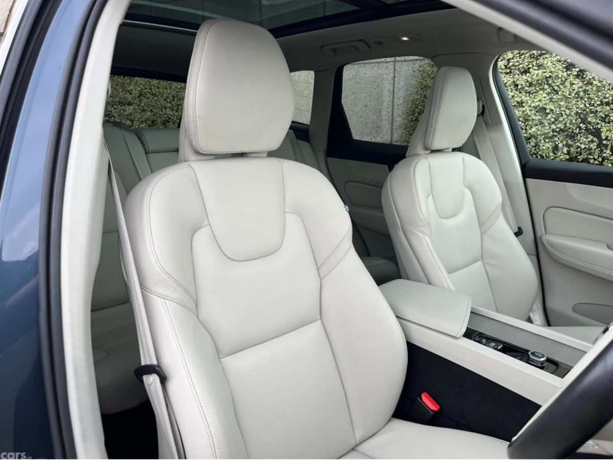 Volvo XC60 SUV, Petrol Plug-in Hybrid, 2024, Blue
