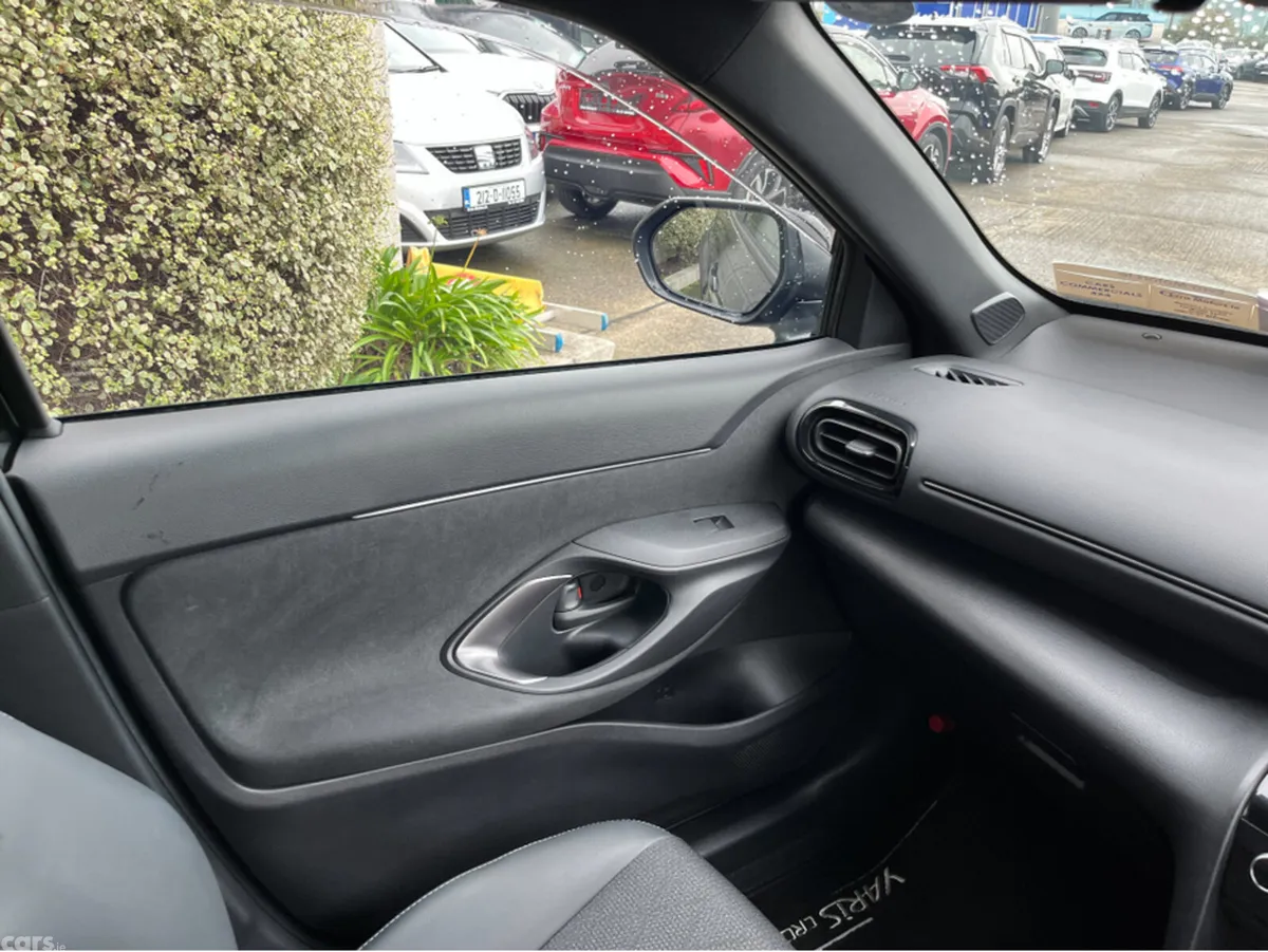 Toyota Yaris Cross SUV, Petrol Hybrid, 2025, Black