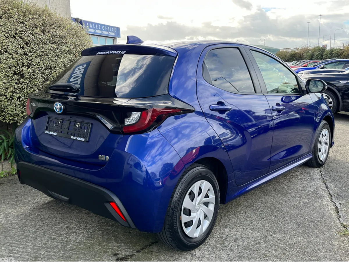 Toyota Yaris Hatchback, Petrol Hybrid, 2023, Blue