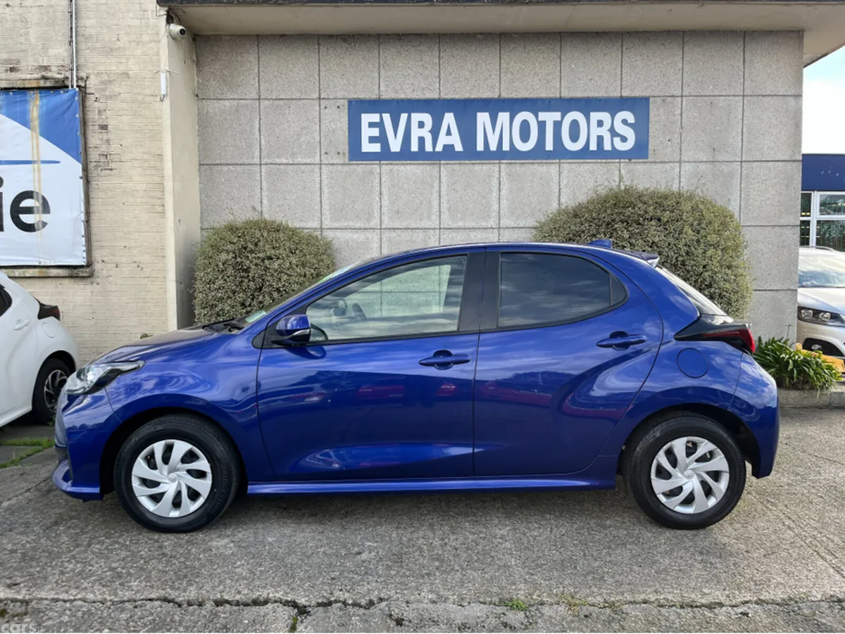 Toyota Yaris Hatchback, Petrol Hybrid, 2023, Blue