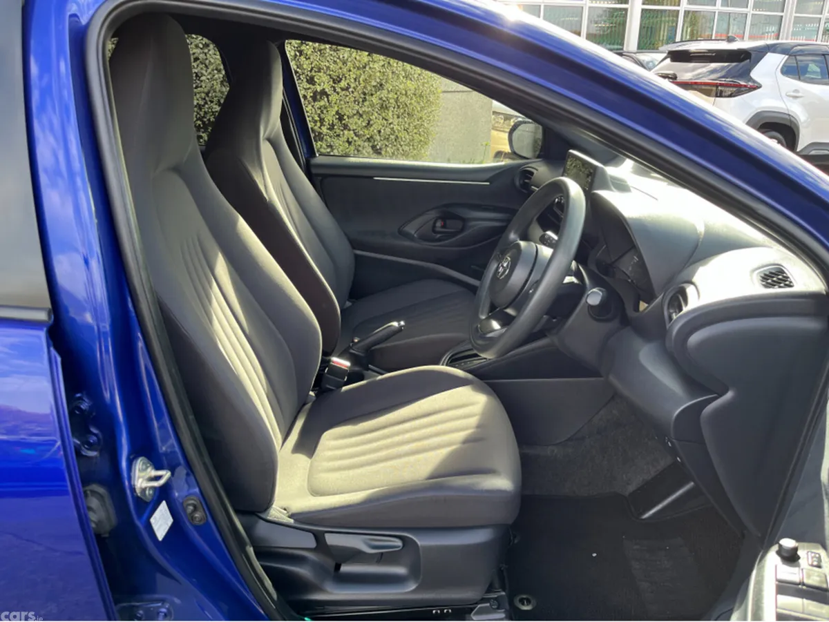 Toyota Yaris Hatchback, Petrol Hybrid, 2023, Blue