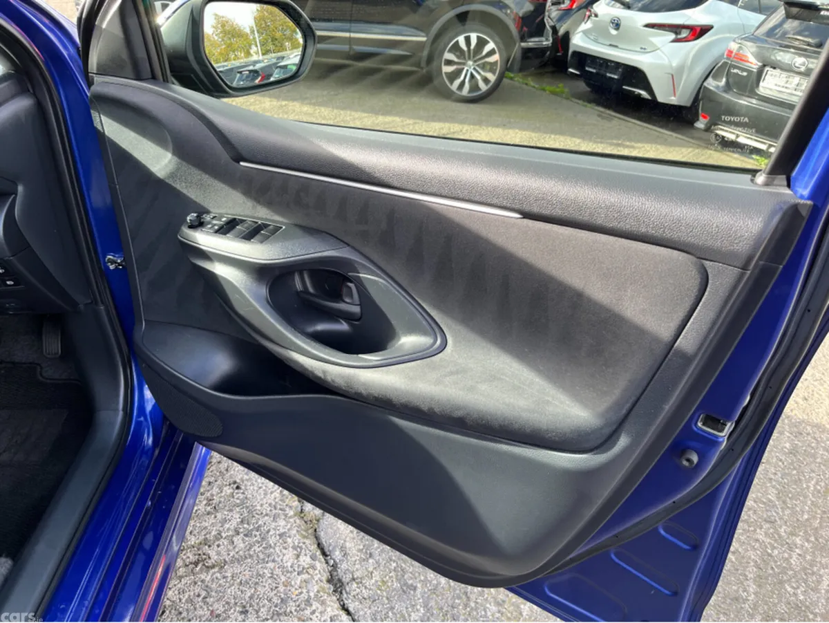 Toyota Yaris Hatchback, Petrol Hybrid, 2023, Blue