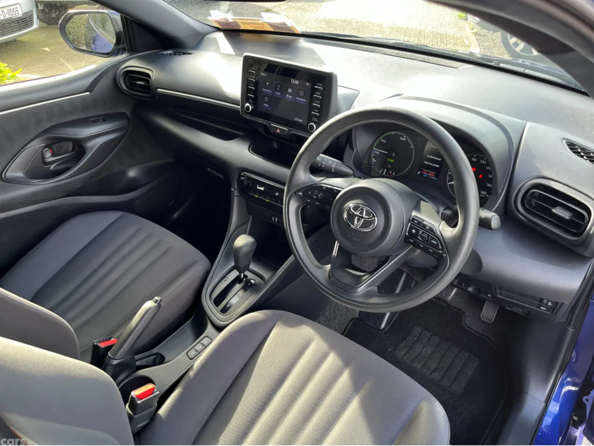 Toyota Yaris Hatchback, Petrol Hybrid, 2023, Blue