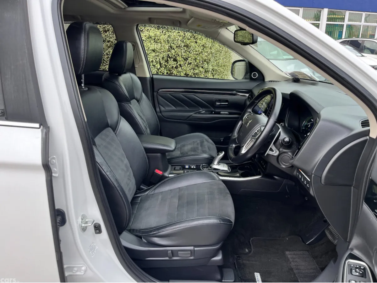 Mitsubishi Outlander SUV, Petrol Plug-in Hybrid, 2019, White