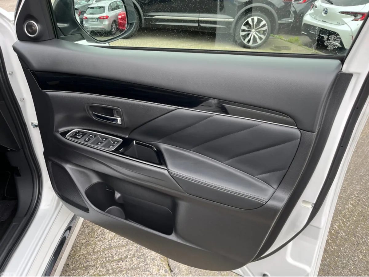 Mitsubishi Outlander SUV, Petrol Plug-in Hybrid, 2019, White
