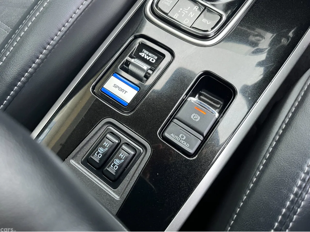 Mitsubishi Outlander SUV, Petrol Plug-in Hybrid, 2019, White