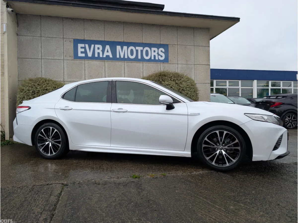 Toyota Camry Saloon, Petrol Hybrid, 2019, White