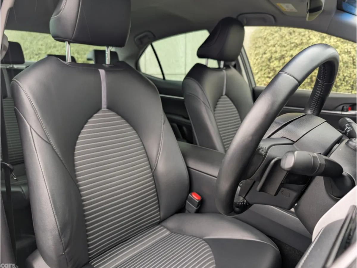 Toyota Camry Saloon, Petrol Hybrid, 2019, White