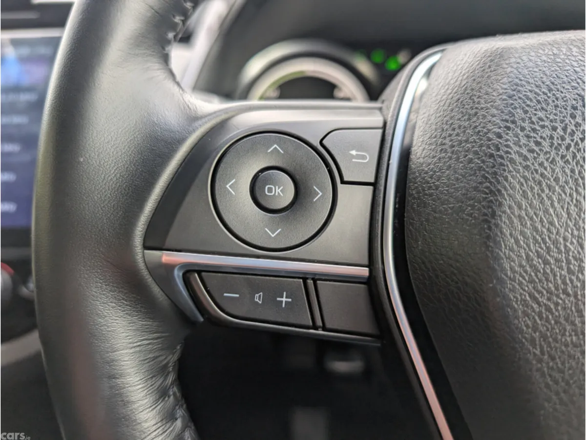 Toyota Camry Saloon, Petrol Hybrid, 2019, White