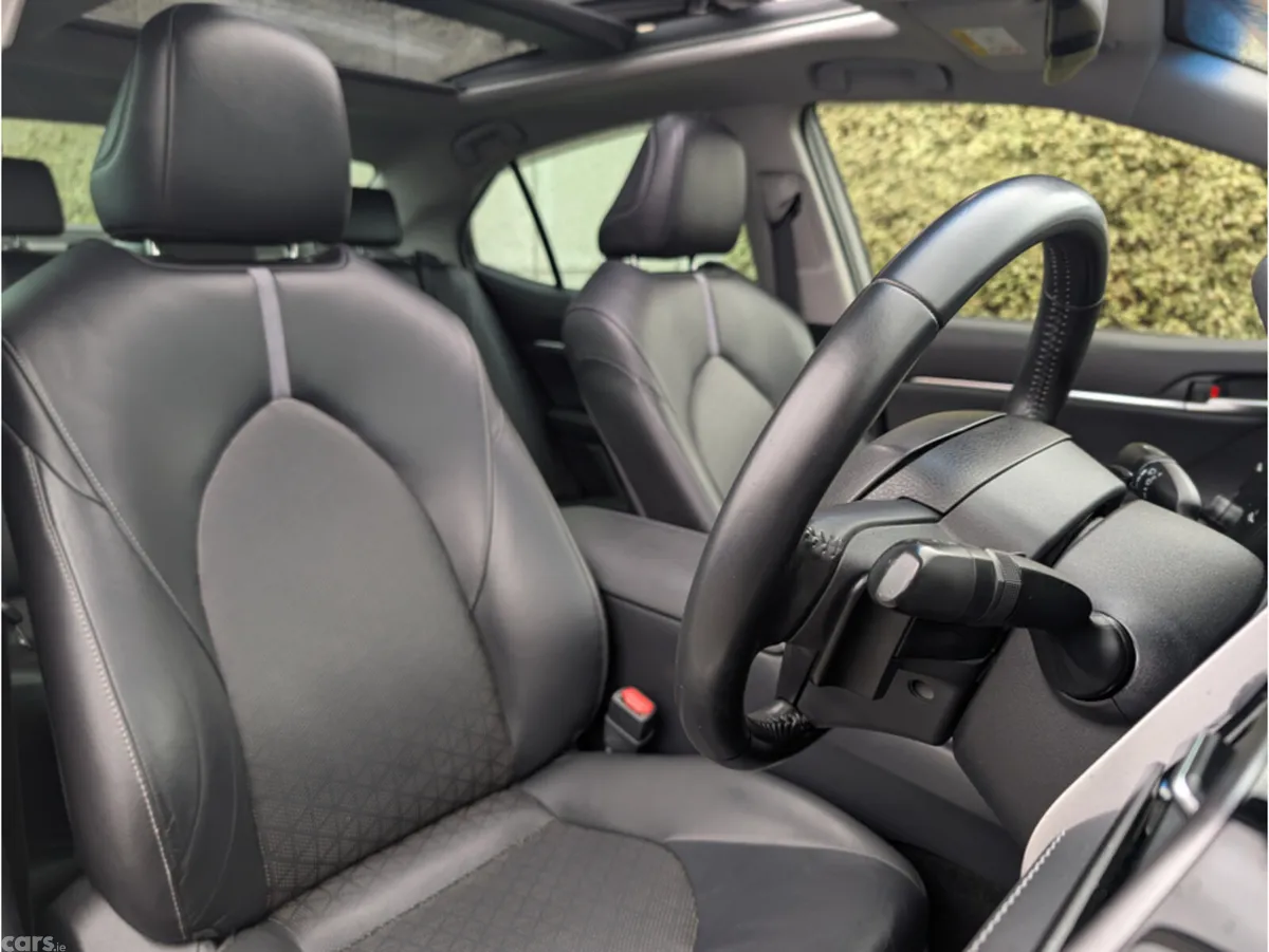 Toyota Camry Saloon, Petrol Hybrid, 2020, White