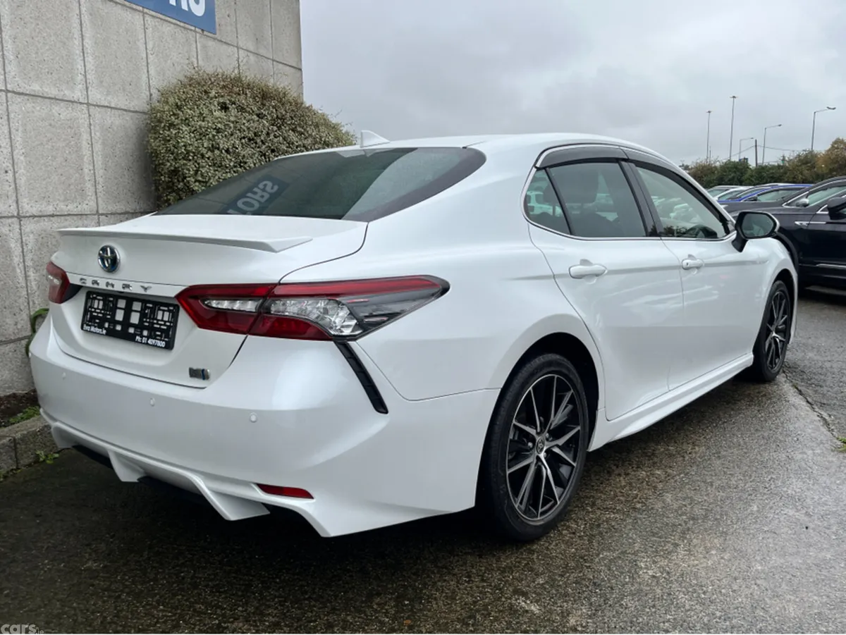 Toyota Camry Saloon, Petrol Hybrid, 2022, White