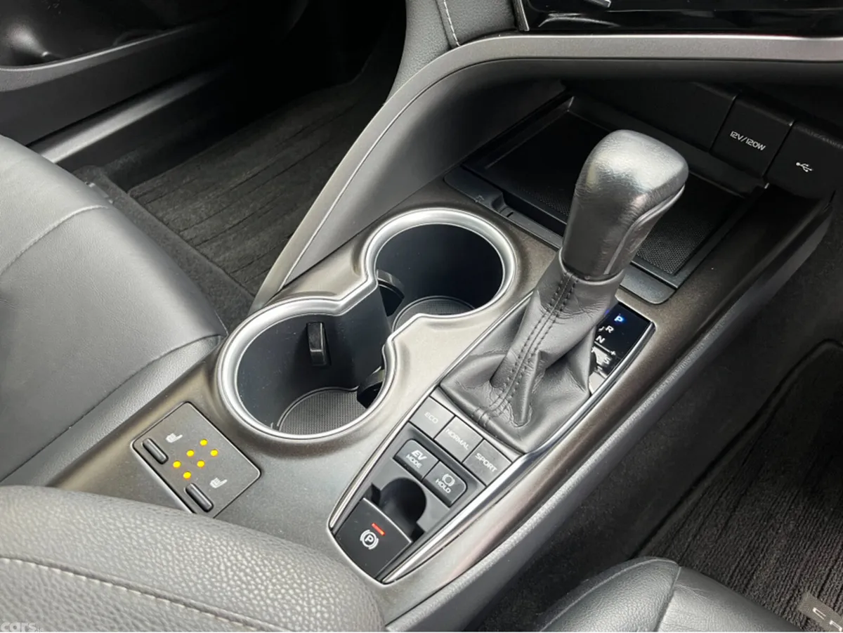 Toyota Camry Saloon, Petrol Hybrid, 2022, White
