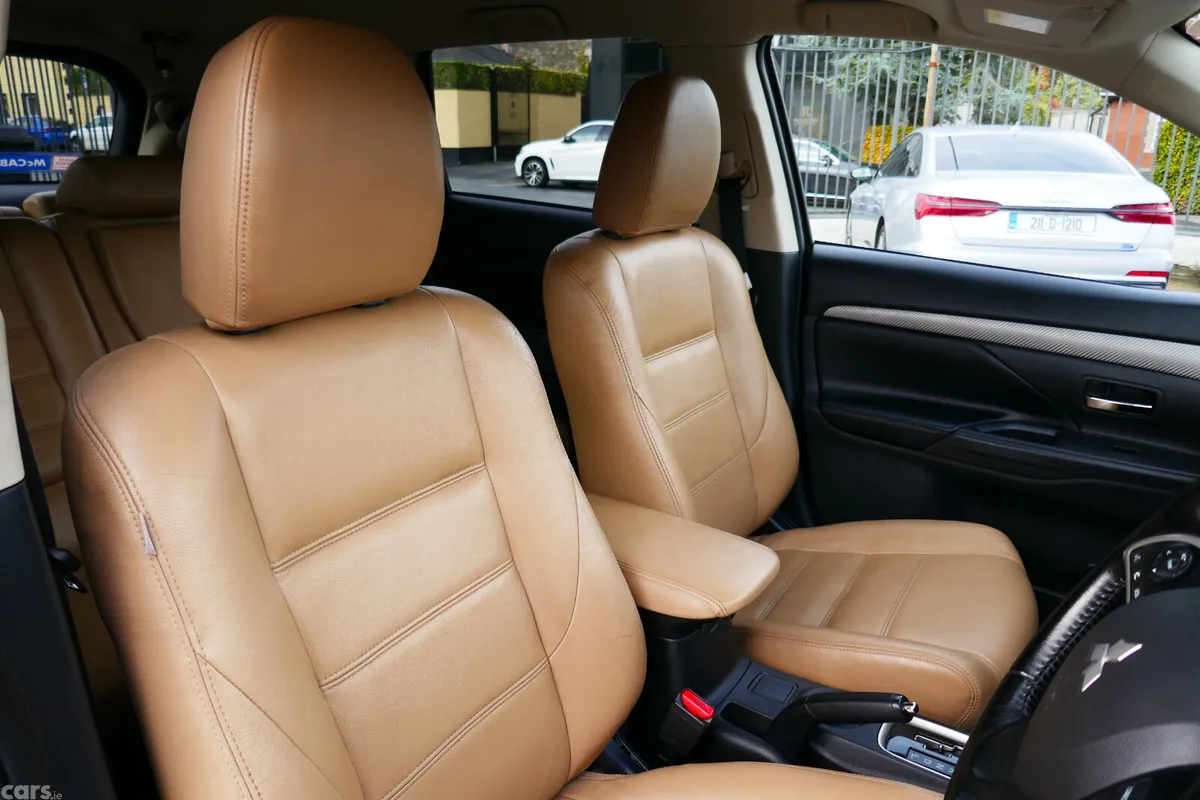 Mitsubishi Outlander SUV, Diesel, 2015, Black