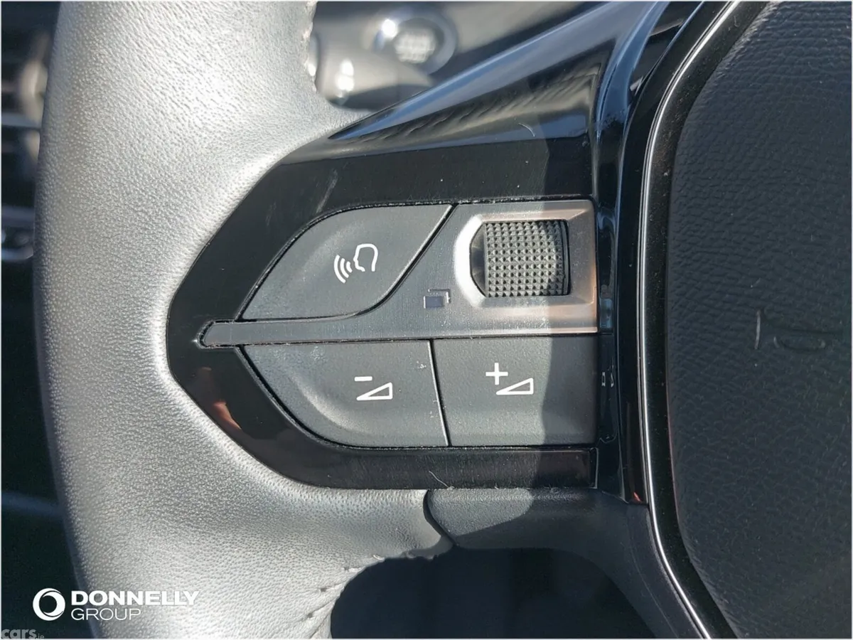 Peugeot 208 Hatchback, Petrol, 2022, 