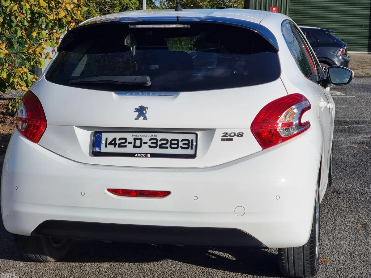 Peugeot 208 Hatchback, Petrol, 2014, White