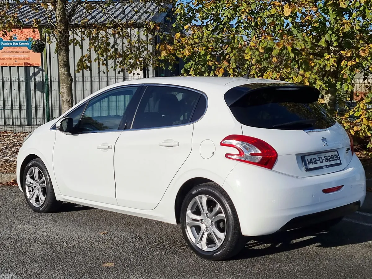 Peugeot 208 Hatchback, Petrol, 2014, White