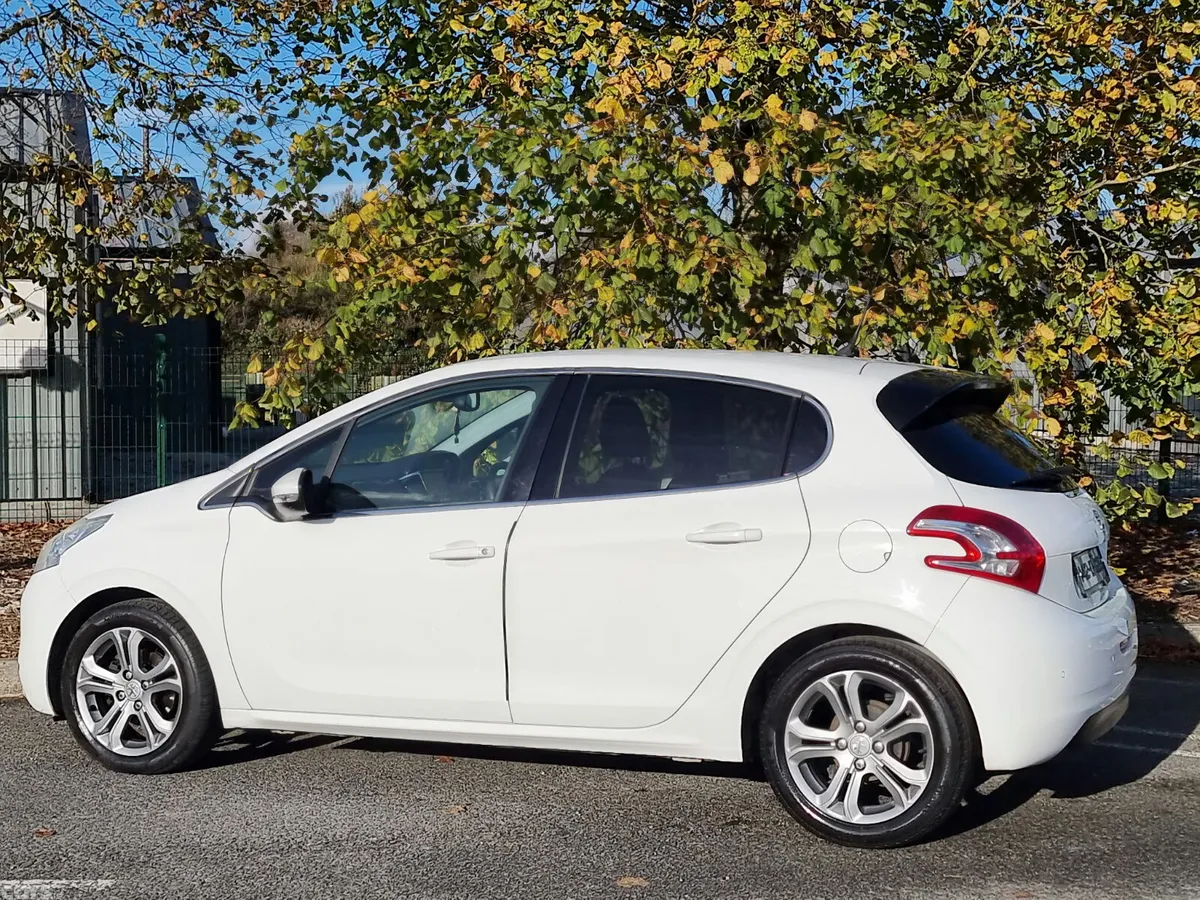 Peugeot 208 Hatchback, Petrol, 2014, White
