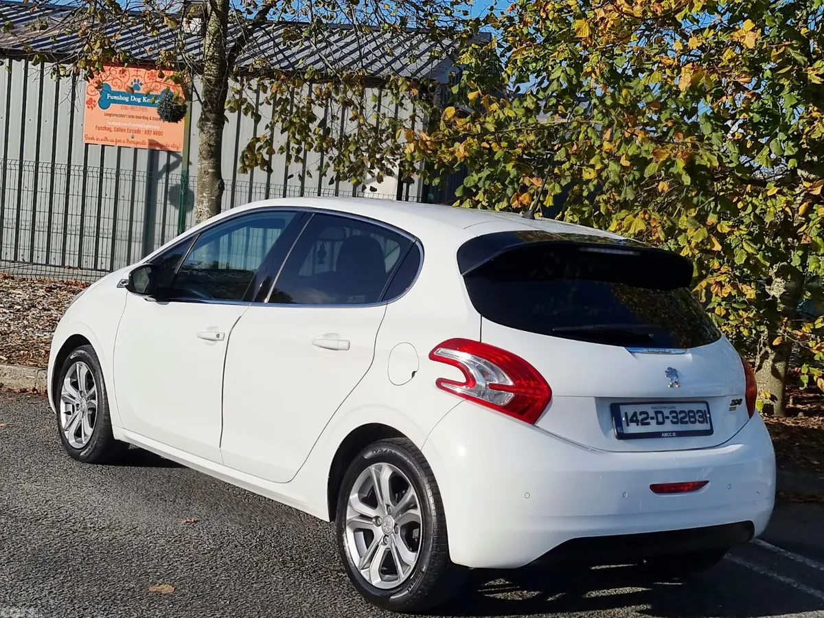 Peugeot 208 Hatchback, Petrol, 2014, White