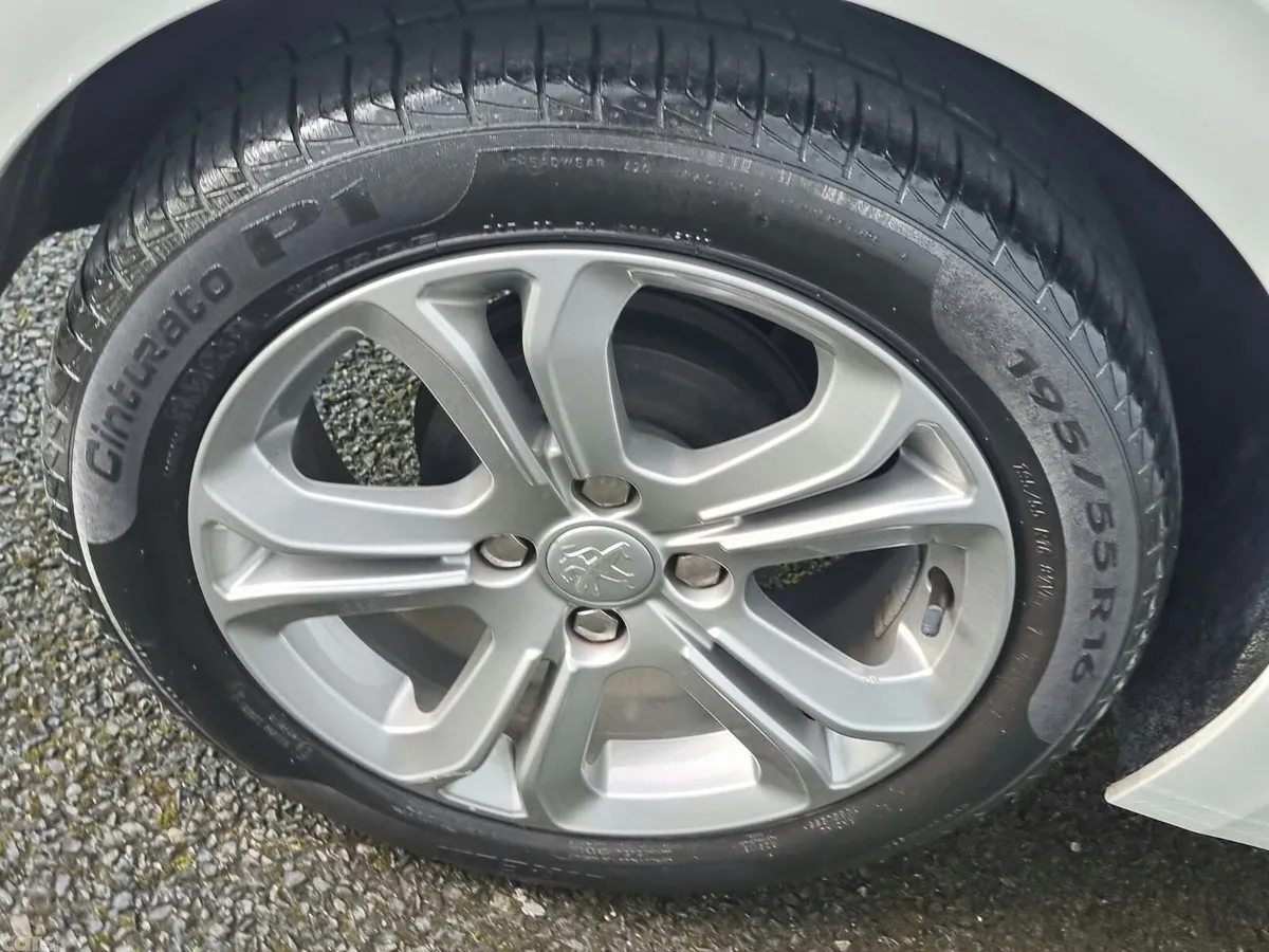 Peugeot 208 Hatchback, Petrol, 2014, White