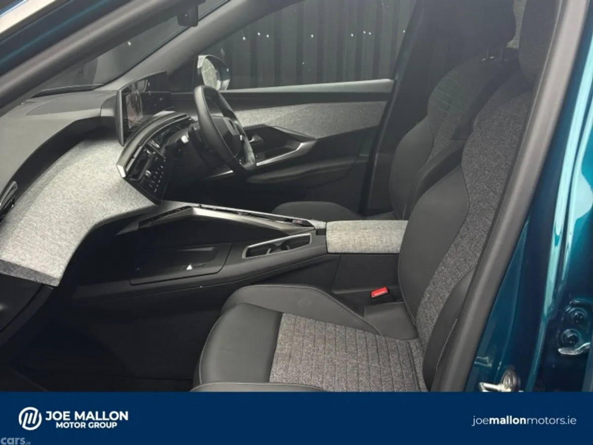 Peugeot 3008 MPV, Petrol, 2026, Blue