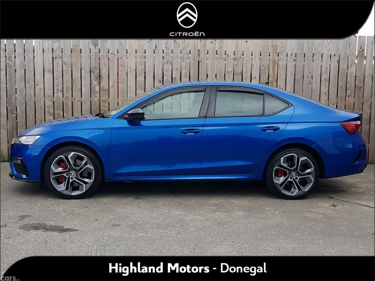 Skoda Octavia Hatchback, Petrol Plug-in Hybrid, 2022, Blue