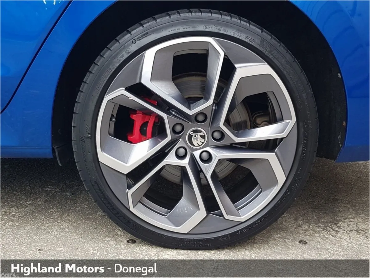 Skoda Octavia Hatchback, Petrol Plug-in Hybrid, 2022, Blue
