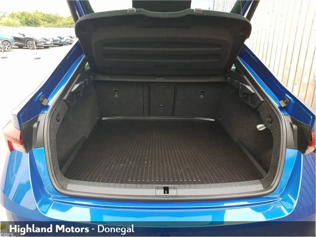 Skoda Octavia Hatchback, Petrol Plug-in Hybrid, 2022, Blue